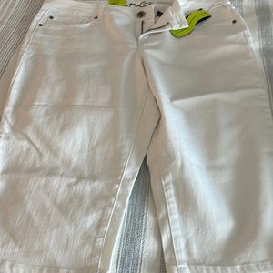Just in time for Summer white crop jeans tags on never been worn
